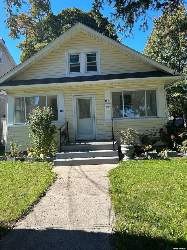 Building Photo - 357 N Long Beach Ave