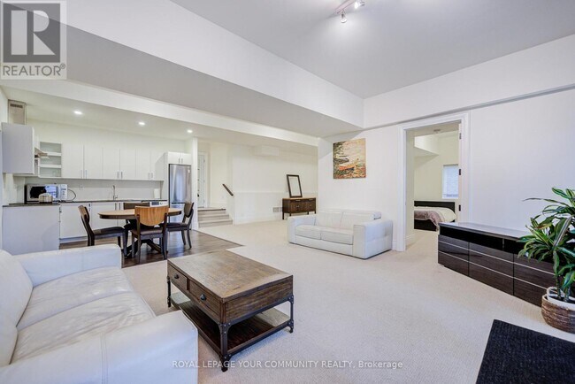 Building Photo - 61 Headwater Crescent