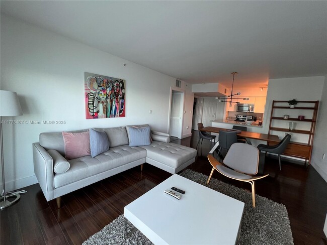 Building Photo - 1155 Brickell Bay Dr