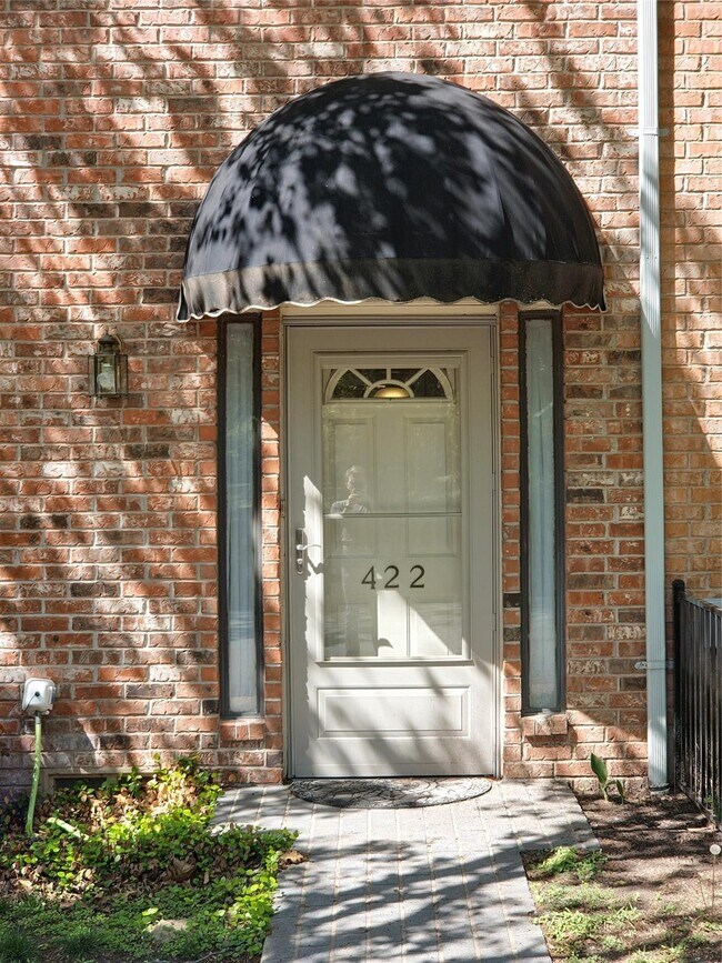 Building Photo - 422 W Oak St