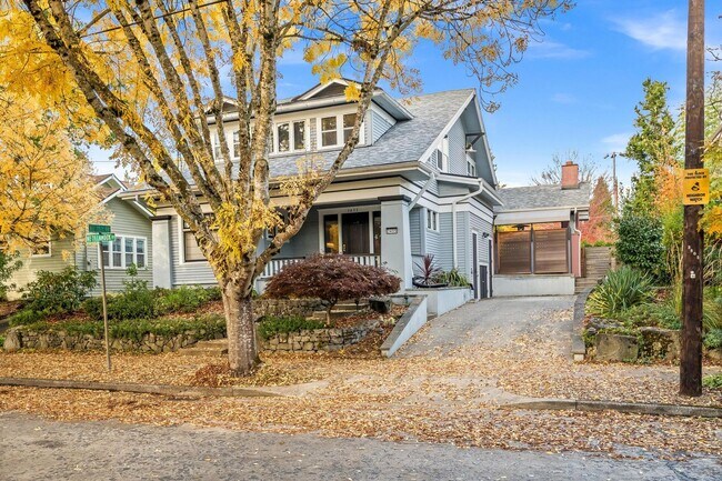 Foto del edificio - Elegant Grant Park Craftsman with Wine Cel...