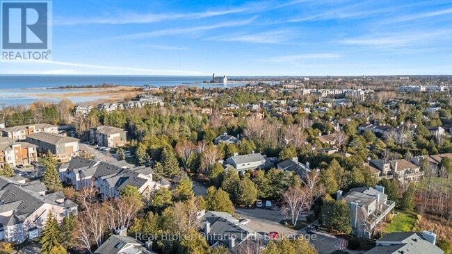 Building Photo - 127 Fairway Crescent