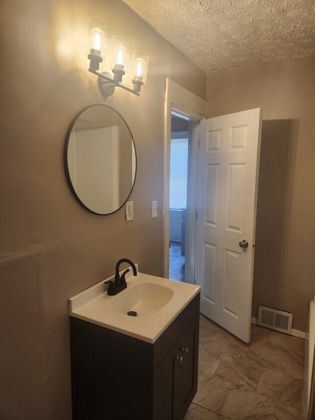 Foto principal - "Charming 3-Bedroom on Durkee Avenue, Clev...