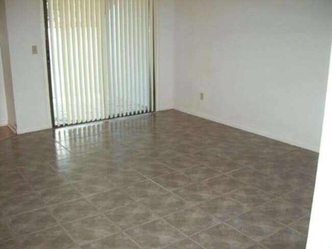 Building Photo - 670 SE 28th Pl