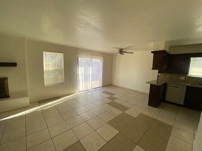 Building Photo - 3 bedroom 2.5 Bath Accepting Housing Vouch...