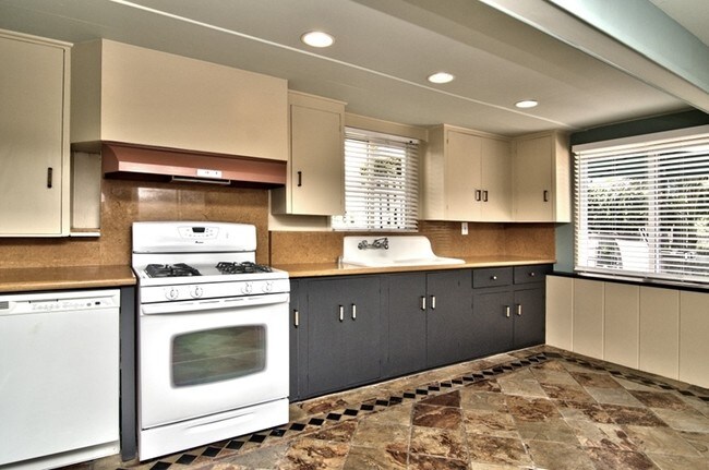 Kitchen - 230 Beverly St