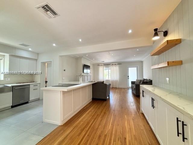 Foto del edificio - 9472 Byron Ave