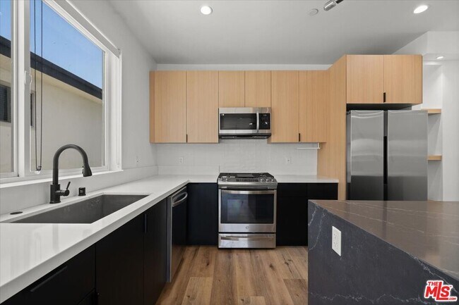 Foto del edificio - 841 N McCadden Pl