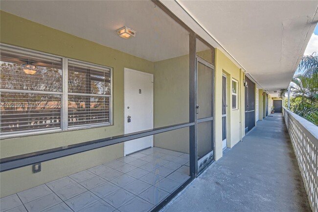 Building Photo - 1425 Arthur St