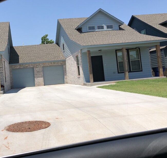 Building Photo - 2710 Valley View Dr