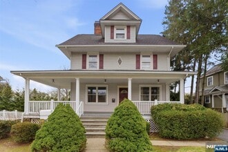 Building Photo - 113 Oak St