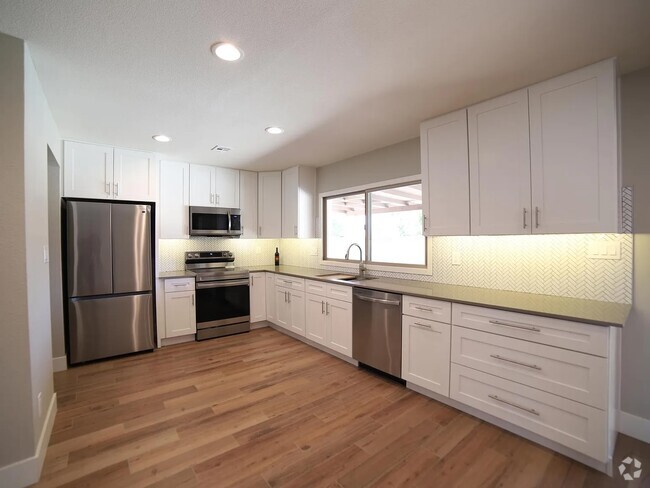 Building Photo - 4722 S Taylor Dr