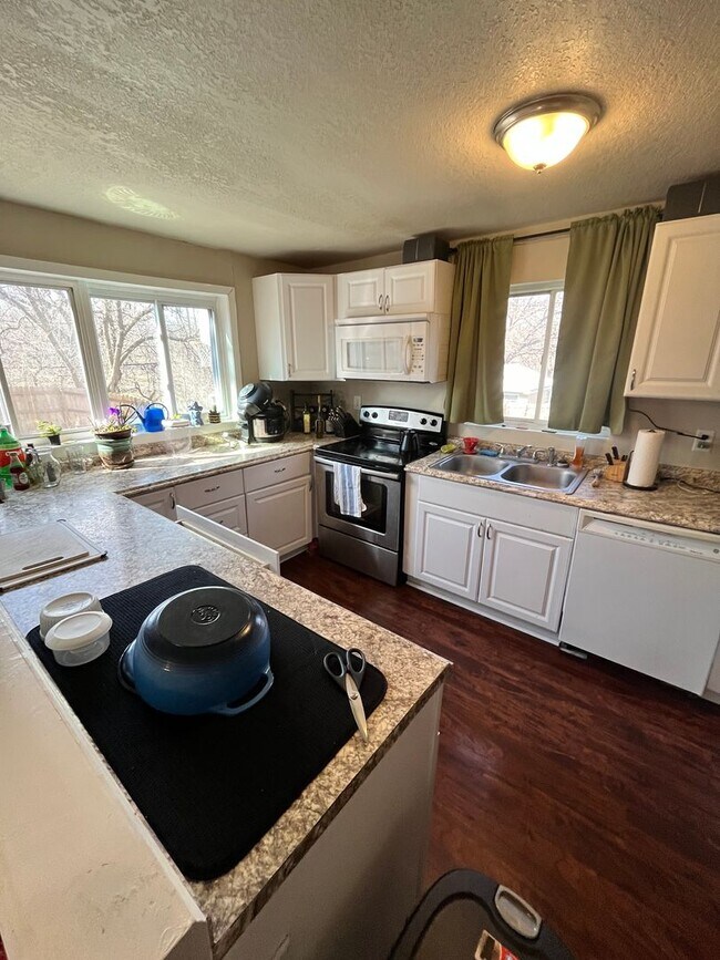 Building Photo - Stunning 4 Bed Home