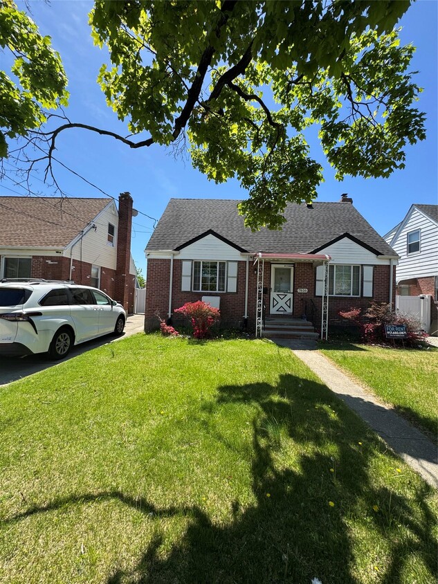 Primary Photo - 76-16-76270 270th St