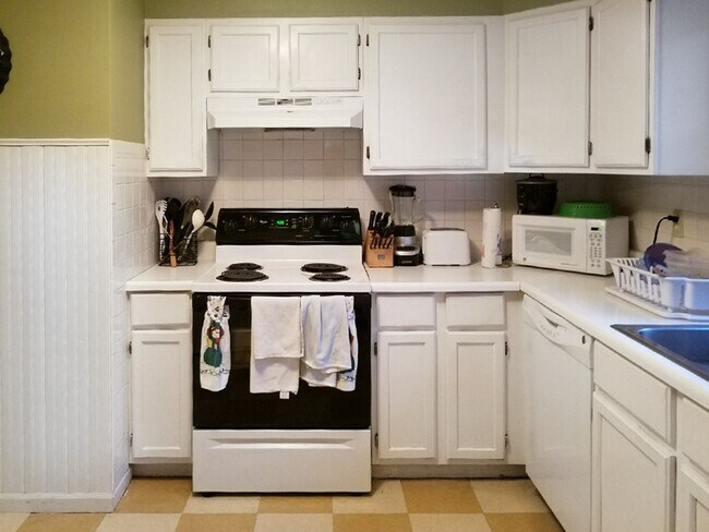 Building Photo - 2031 Tecumseh Rd