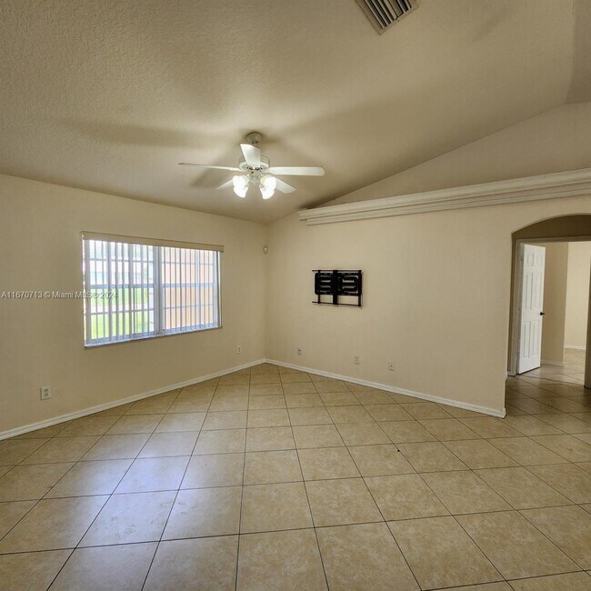 Building Photo - 1010 SW Mataro Ave