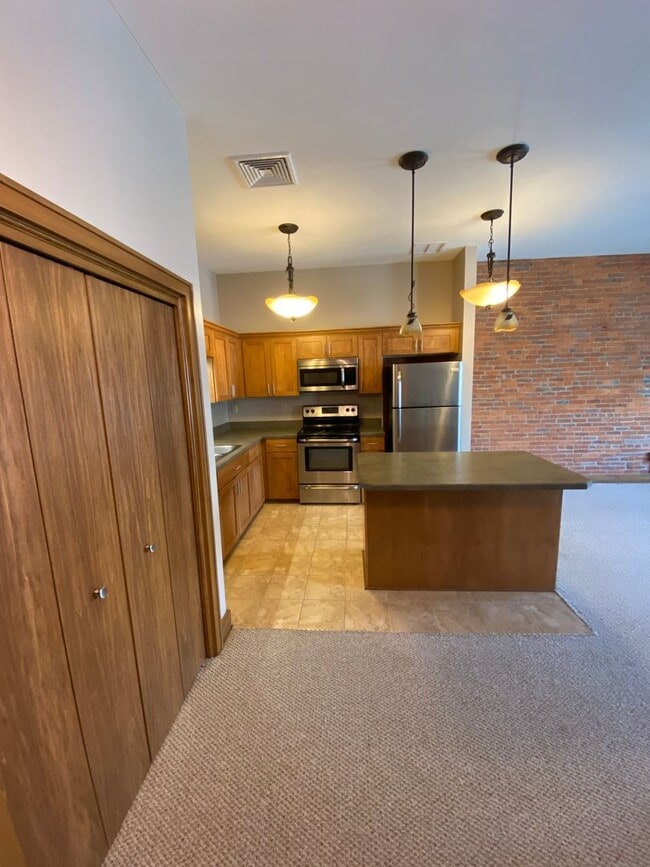 Building Photo - One Bedroom Apartment
