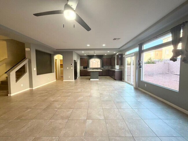 Foto del edificio - Spacious 5-Bed, 2.5-Bath Las Vegas Home with Granite Kitchen & Garage
