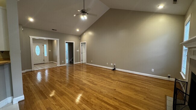 Foto del edificio - 441 Candlewood Dr
