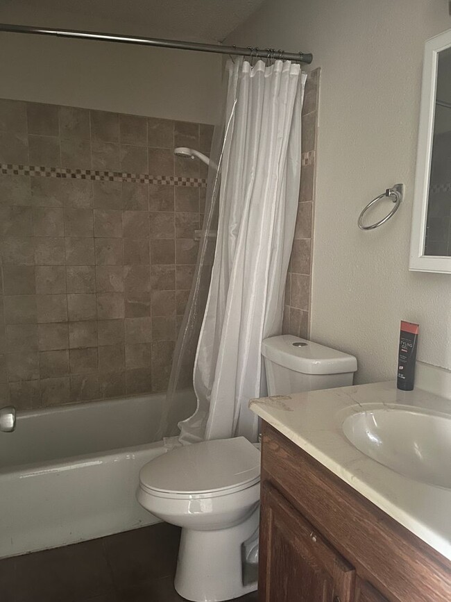 Building Photo - 1 BEDROOM 2ND FLOOR CONDO UNIT WITH ON SIT...