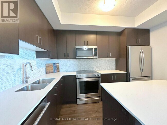Photo du bâtiment - 2333 Taunton Rd