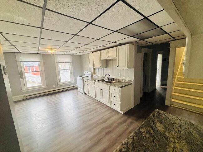 Foto del edificio - Huge 5BD Two Story Apartment Blocks from Downtown La Crosse