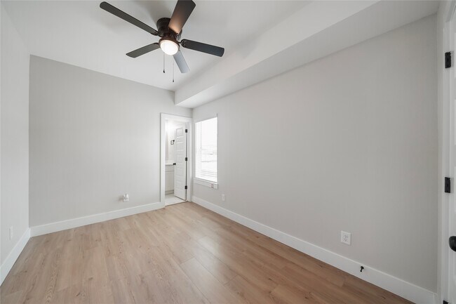 Foto del edificio - 402 E 37th St