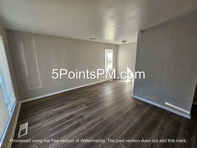 Foto del edificio - 4424 E 158th St