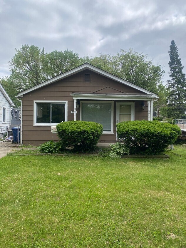 Primary Photo - Newly painted 3 bedroom 1 bathroom bi-leve...