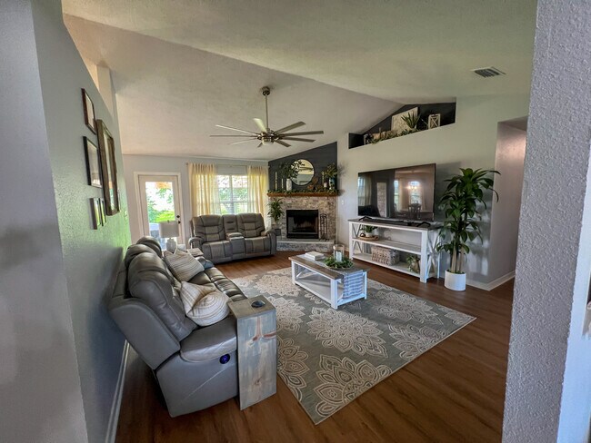 Foto del edificio - 445 Collinwood Loop