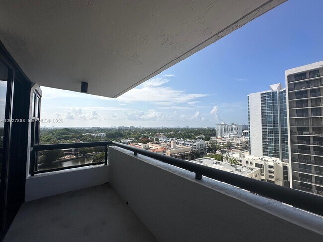Foto del edificio - 2555 Collins Ave