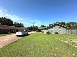 Building Photo - 2402 Parker Cir