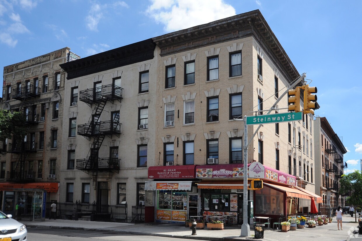 Building Photo - 2435 Steinway St