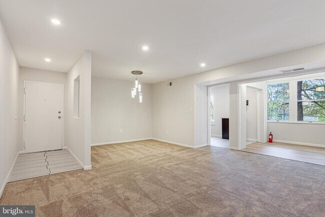 Foto del edificio - 9647 White Acre Rd
