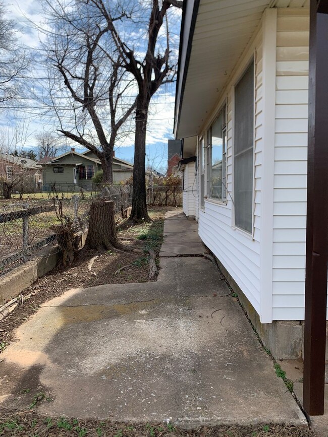 Building Photo - Two Bedroom Home Close to Medical Center