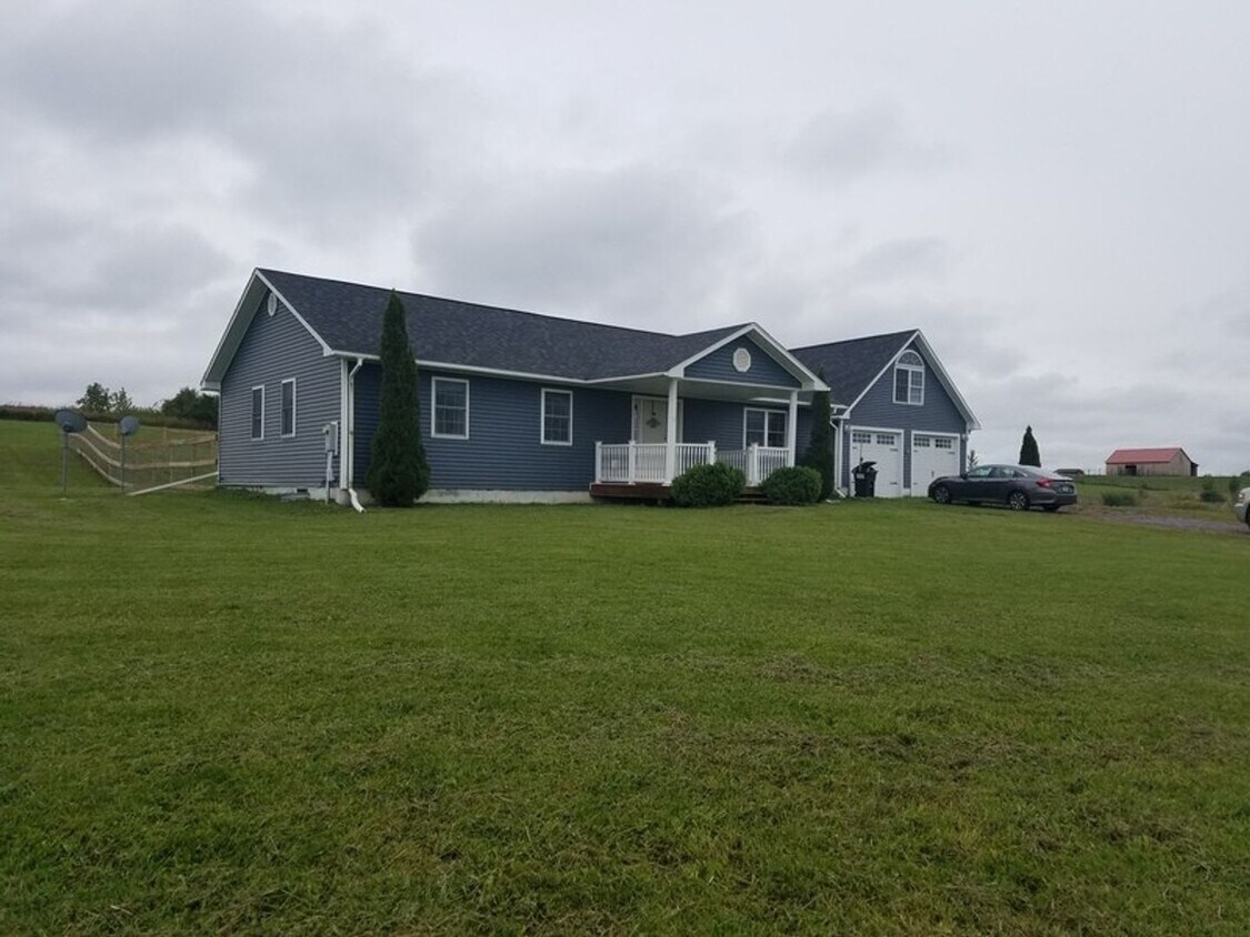 Foto principal - Beautiful 3 bedroom home with 2 full baths