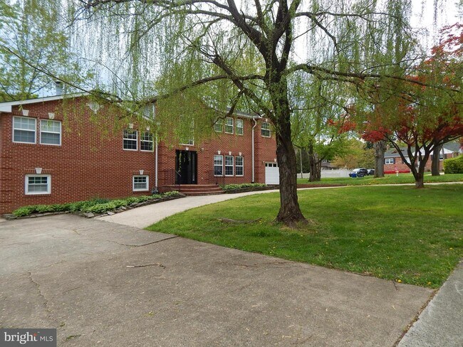 Building Photo - 6307 Crestwood Dr