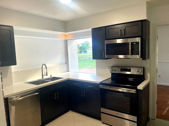 Foto del edificio - 22141 Aquila St
