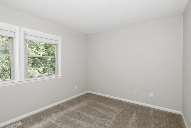 Building Photo - Newly remodeled 3-bedroom Townhome