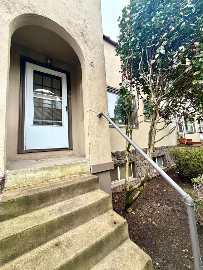 Building Photo - 333 SE 20th Ave