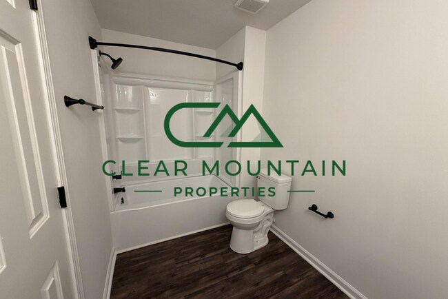 Foto del edificio - Fully Updated 3BR/2BA with Open Floor Plan & High Ceiling!