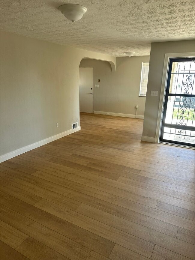 Building Photo - Move In Ready 2 Bedroom with Attached Garage!