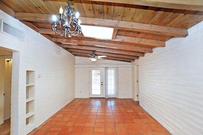 Building Photo - Charming home on a large lot