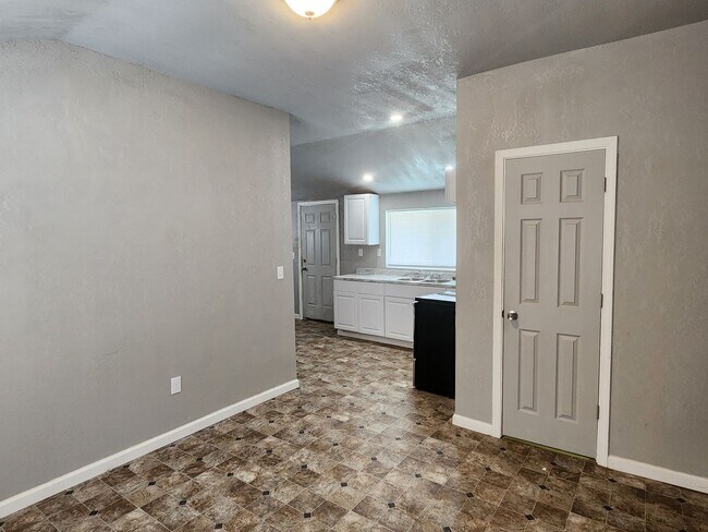 Foto del edificio - Centrally Located One Bedroom Duplex