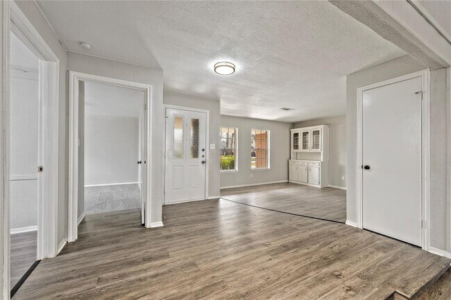 Building Photo - 14015 Lantern Ln