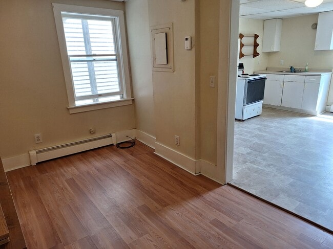 Living room to kitchen - 16 North St