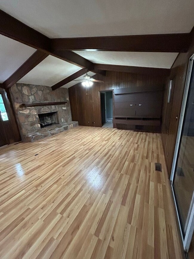 Building Photo - Rare Find in Carrollton!