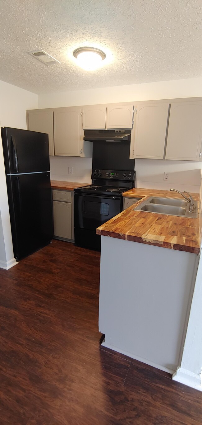 Building Photo - 117 Hunt Club Ct