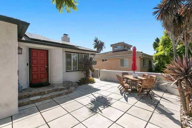 Foto del edificio - Spacious Talmadge Home WITH POOL!