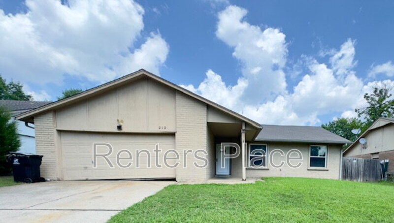 Primary Photo - 212 E Austin St